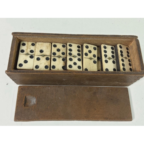 684 - Boxed vintage set of dominoes