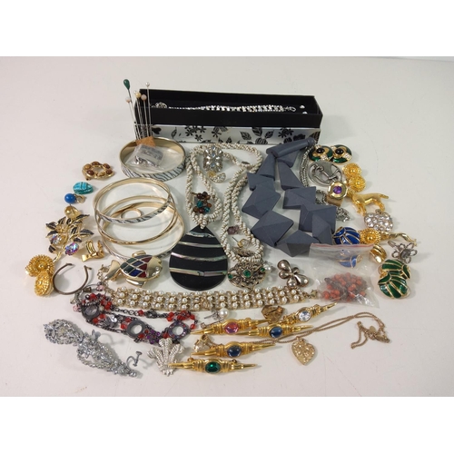 550 - Tray of costume jewellery