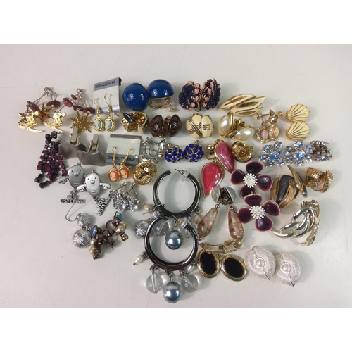 313 - Box of jewellery including vintage