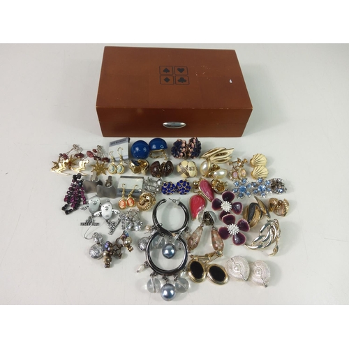 313 - Box of jewellery including vintage