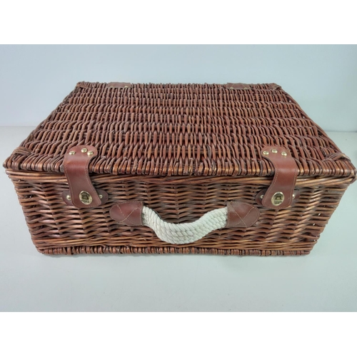 54 - As new picnic hamper and contents