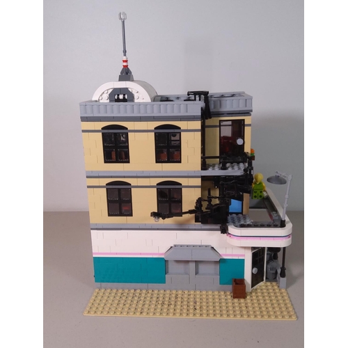 30 - Lego diner and wooden crate