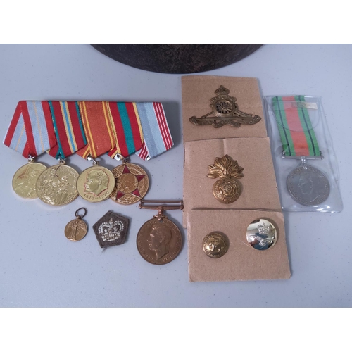 420 - Vintage hat tin and quantity of WWI medals