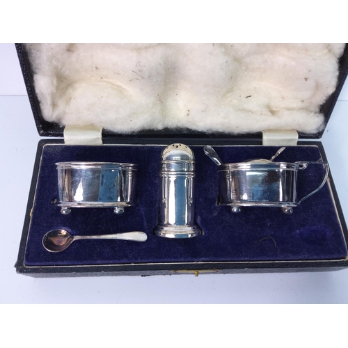 292 - Cased silver cruet set, 101g gross silver weight