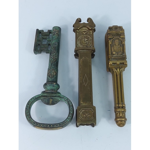 324 - Metal door knocker, corkscrew and Shakespear nutcracker