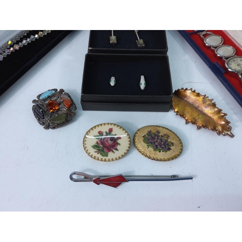 327 - Various earrings and jewellery