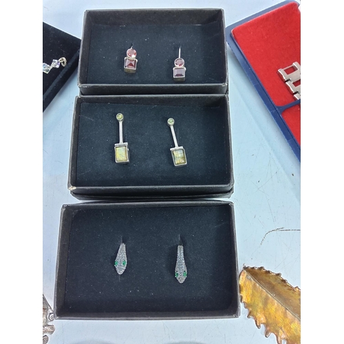 327 - Various earrings and jewellery