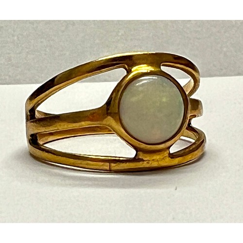 420 - 9ct gold opal set dress ring - 1.9g gross