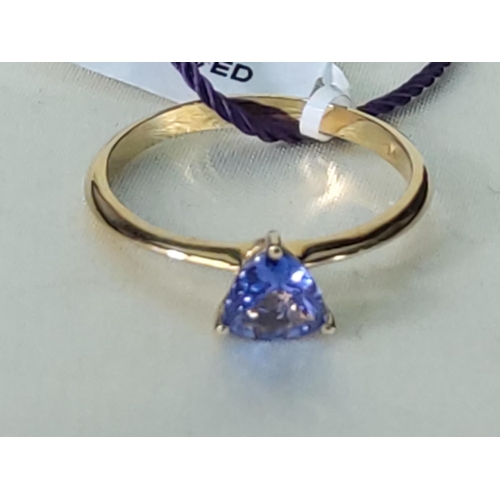 259 - 14 ct gold stone set ring, size T