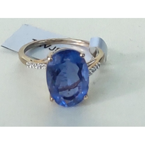 267 - 9ct gold stone set ring, size P