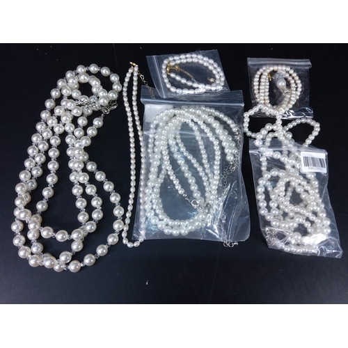 384 - Qty of pearl jewellery