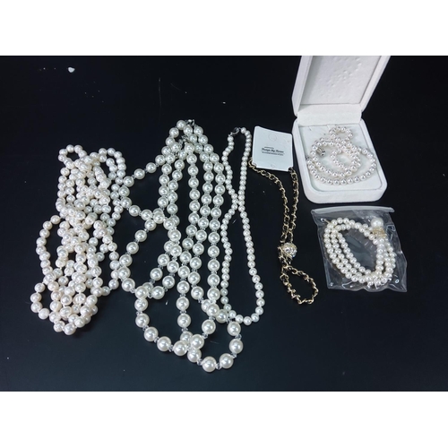 385 - Qty of pearl jewellery