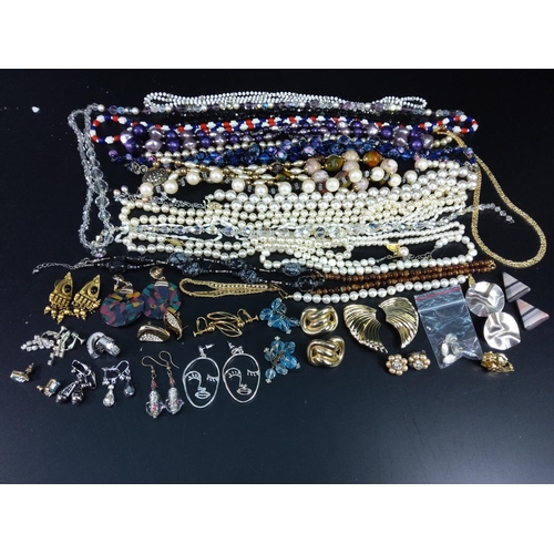 381 - Costume jewellery