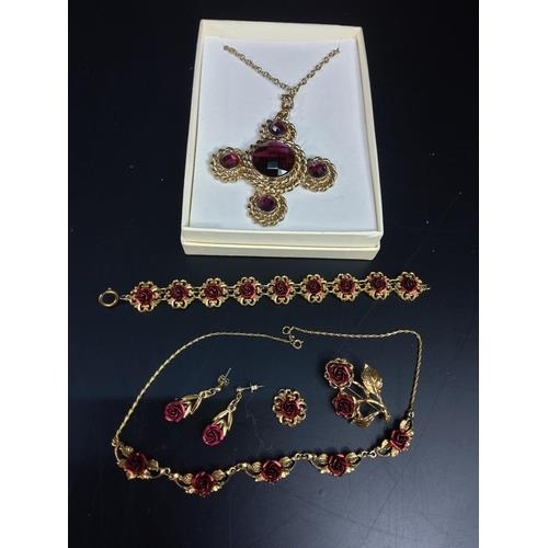 379 - Vintage jewellery