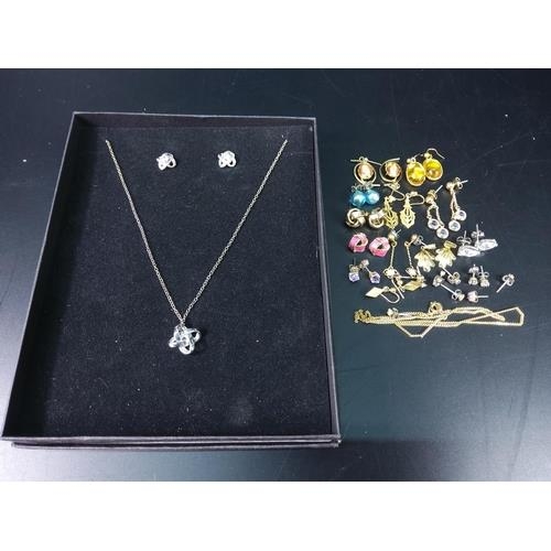 379 - Costume jewellery, Donald Duck Disney watch, 2 gents watches, silver pendant on chain with matching ... 