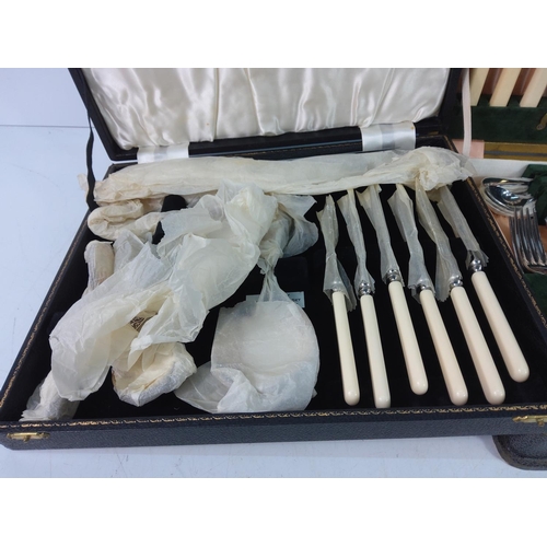 14 - 2 boxed cutlery sets