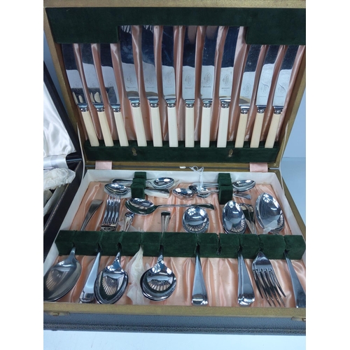 14 - 2 boxed cutlery sets