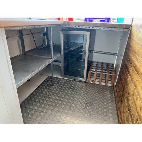 29 - Vintage horsebox converted into a wine/gin bar , fully kitted out with 32amp power supply (more phot... 