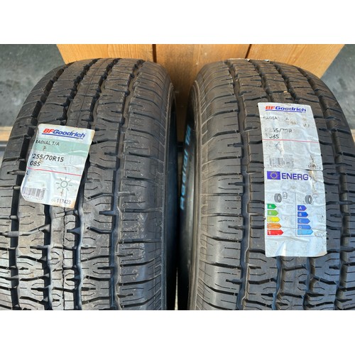 19 - Pair of like-new BF Goodrich Radial T/A 255-70 R15 tyres