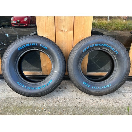 19 - Pair of like-new BF Goodrich Radial T/A 255-70 R15 tyres