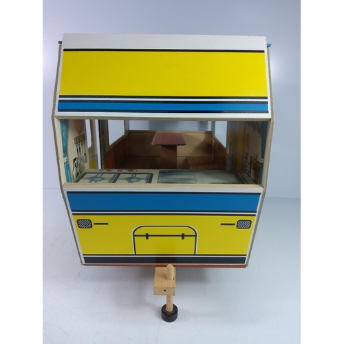 106 - Sindy caravan