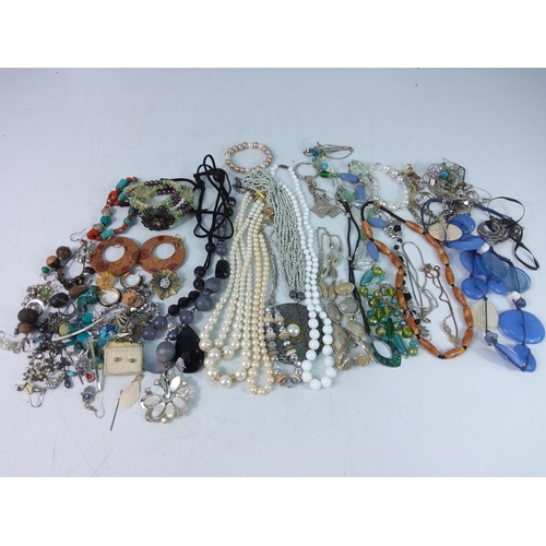 409 - Bag of jewellery