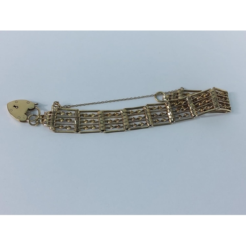 301 - 9ct gold gate bracelet, approx length 16cms,18.5g