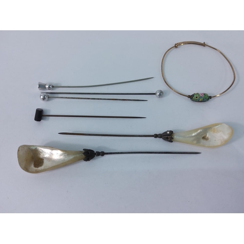 406 - Hair pins, bracelet and silver handles cake slice