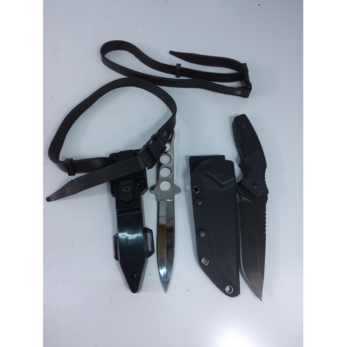 423 - 2 sheath knives