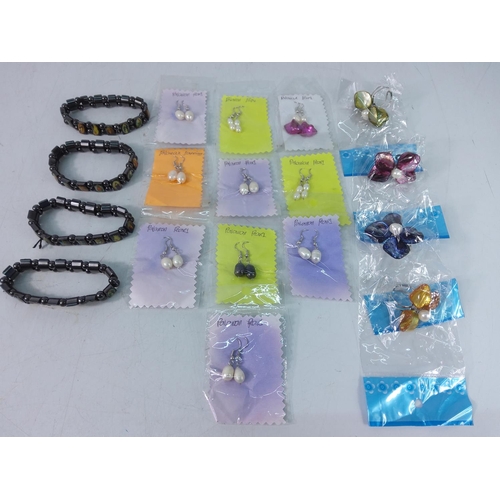445 - Bag of assorted jewellery