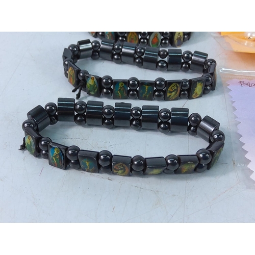 445 - Bag of assorted jewellery