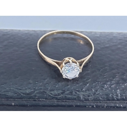 358 - 9ct gold stone set dress ring, size P