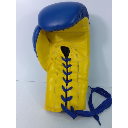 185 - Signed Tony Bellew boxing glove with certificate
Currently in ''I'm a celebrity, get me out of here'... 