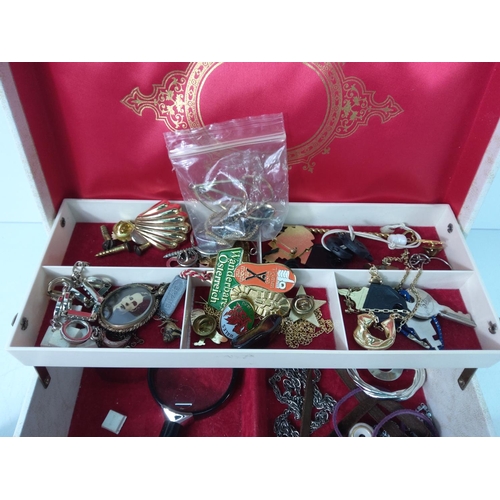 428 - Box of jewellery