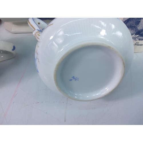 213 - Collection of various china ware and trinket ware