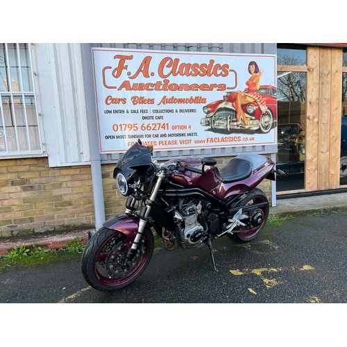 40 - 2000 Triumph Speed Triple 955i in a very eye catching purple and gold colour scheme. This bike has 2... 