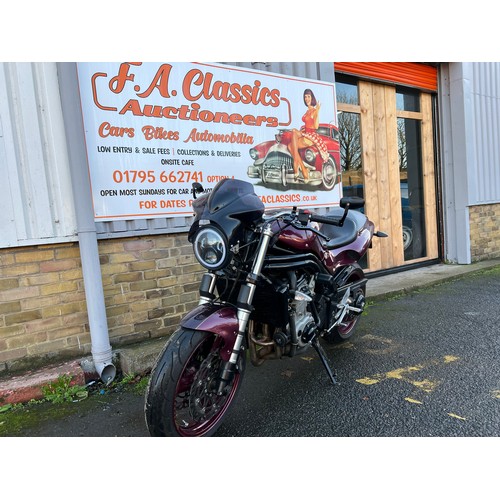 40 - 2000 Triumph Speed Triple 955i in a very eye catching purple and gold colour scheme. This bike has 2... 