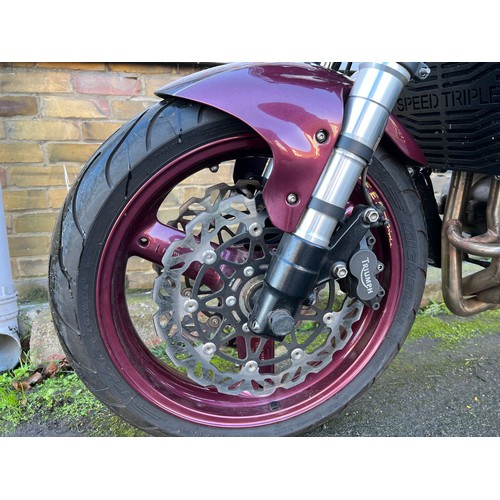 40 - 2000 Triumph Speed Triple 955i in a very eye catching purple and gold colour scheme. This bike has 2... 