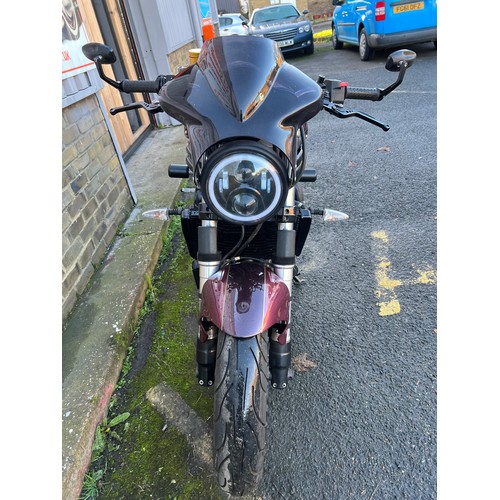 40 - 2000 Triumph Speed Triple 955i in a very eye catching purple and gold colour scheme. This bike has 2... 