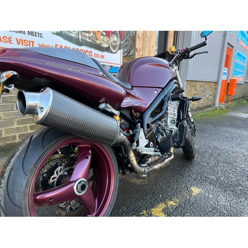 40 - 2000 Triumph Speed Triple 955i in a very eye catching purple and gold colour scheme. This bike has 2... 