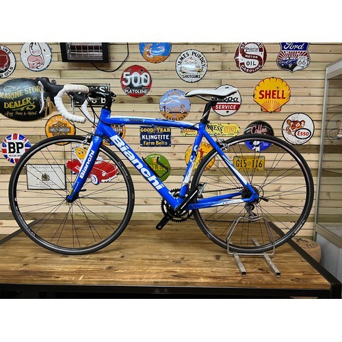 75 - Bianchi road bike
This is a Bianchi Via Nirone 7 Endurance Road Bicycle in a beautiful blue and whit... 