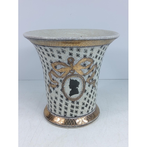 141 - Porcelain centrepiece vase, 21cms in height