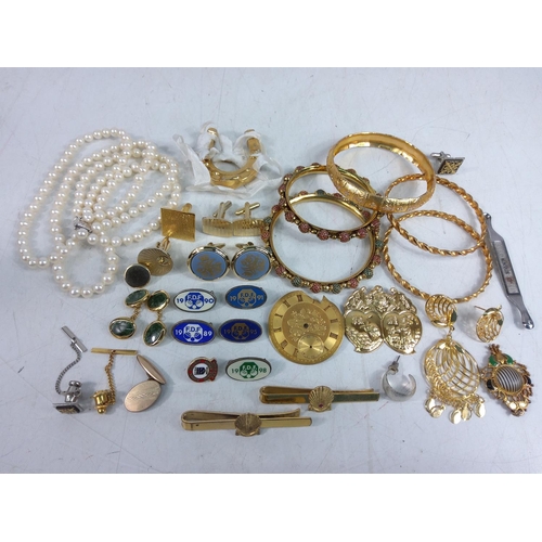 372 - Qty of various cufflinks, pearls etc