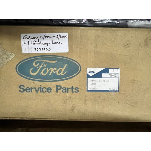 22 - 10 assorted vehicle parts mainly from Ford - Focus 04-08 Centre console 1375683 - Ford Escort Mk5 90... 