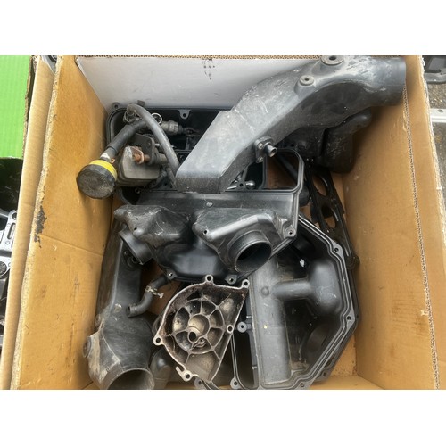 36 - LArge quantity of Kawasaki Zx600-J2, basically a complete bike without the engine, V5 present for th... 