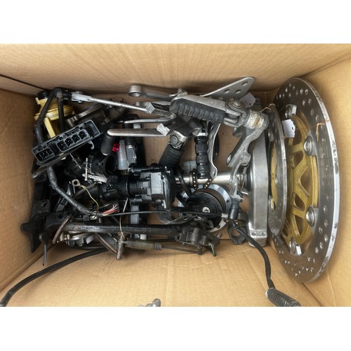 36 - LArge quantity of Kawasaki Zx600-J2, basically a complete bike without the engine, V5 present for th... 