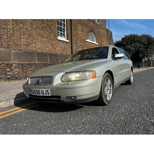 39 - Gold Volvo V70 Registration GK55UJS, 2.4L diesel Las MOT milage was 157,588 in okay condition needs ... 