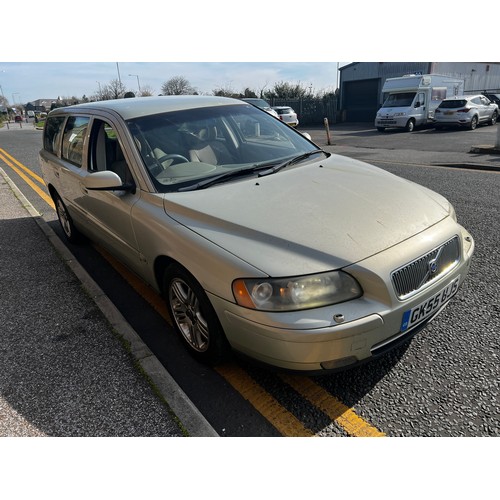 39 - Gold Volvo V70 Registration GK55UJS, 2.4L diesel Las MOT milage was 157,588 in okay condition needs ... 