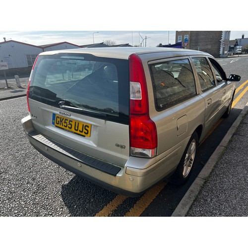 39 - Gold Volvo V70 Registration GK55UJS, 2.4L diesel Las MOT milage was 157,588 in okay condition needs ... 