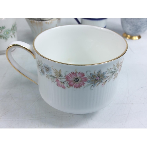 139 - Large qty of china, teaware and glasses